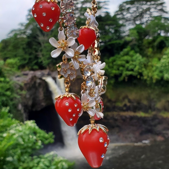 Betsey Johnson NWT Strawberry Frontal Statement Necklace - Picture 6 of 9